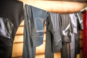 Spodnie męskie w kratę i chinosy – jak stylowo połączyć klasykę z modowym charakterem? W świecie męskiej mody coraz częściej liczy się odwaga w wyrażaniu stylu, ale bez rezygnacji z klasy i uniwersalności. Właśnie dlatego coraz większą popularnością cieszą się spodnie męskie w kratę, które – choć nawiązują do klasyki – dziś nosi się je w nowoczesny, często zaskakujący sposób. Obok nich niezmiennie królują chinosy męskie – synonim swobodnej elegancji, idealne zarówno do pracy, jak i na spotkania towarzyskie. Połączenie tych dwóch modeli w codziennej garderobie pozwala stworzyć stylizacje pełne charakteru, niebanalne, a jednocześnie niezwykle praktyczne. Dlaczego warto mieć w szafie spodnie męskie w kratę? Krata od lat jest symbolem dobrego stylu – nawiązuje do brytyjskiej klasyki, ale potrafi też zaskakiwać nowoczesnym podejściem. Właśnie dlatego spodnie męskie w kratę coraz częściej goszczą w szafach mężczyzn, którzy nie boją się modowych eksperymentów, ale cenią też elegancję. To doskonały wybór dla tych, którzy chcą przełamać monotonię jednolitych kolorów i wprowadzić do stylizacji nutę wyrazistości. W zależności od wzoru, spodnie męskie w kratę mogą być bardzo formalne – jak w przypadku delikatnej kraty księcia Walii – lub bardziej casualowe, kiedy wybieramy modele z wyraźnym, kontrastowym printem. Tego typu spodnie świetnie komponują się z jednolitymi górnymi elementami garderoby – gładką koszulą, golfem lub swetrem. Dzięki nim stylizacja zyskuje modowy akcent, ale nadal pozostaje elegancka i spójna. Warto też zauważyć, że nowoczesne spodnie męskie w kratę są dostępne w różnych krojach – od slim fit po luźniejsze modele – co pozwala dopasować je do indywidualnych preferencji i typu sylwetki. Chinosy męskie – klasyk, który sprawdza się w każdej sytuacji Choć krata przyciąga uwagę, to bazą wielu stylizacji nadal pozostają niezawodne chinosy męskie. Są uniwersalne, wygodne i stylowe – można je nosić zarówno na co dzień, jak i na bardziej formalne okazje. Ich największym atutem jest to, że z powodzeniem zastępują zarówno jeansy, jak i spodnie garniturowe – w zależności od tego, z czym je zestawimy. Chinosy męskie najczęściej wykonane są z miękkiej, oddychającej bawełny z dodatkiem elastanu, co zapewnia komfort przez cały dzień. Występują w szerokiej gamie kolorów – od klasycznego beżu i granatu po bardziej odważne odcienie, takie jak bordo czy butelkowa zieleń. Dzięki temu łatwo dopasować je do własnego stylu i pory roku. Szczególnie dobrze prezentują się w połączeniu z koszulą typu oxford, swetrem z dekoltem w serek lub casualową marynarką. Dodając do tego skórzane mokasyny lub minimalistyczne sneakersy, zyskujemy look idealny do pracy, na uczelnię lub wieczorne wyjście. Jak nosić spodnie w kratę i chinosy, by wyglądać modnie, ale z klasą? Włączenie do garderoby spodni męskich w kratę oraz klasycznych chinosów męskich otwiera ogromne możliwości stylizacyjne. Wystarczy kilka dobrze dobranych elementów, by zbudować zestawy, które sprawdzą się w każdej sytuacji – od biura po spotkanie z przyjaciółmi. Kluczem jest umiejętne łączenie faktur, kolorów i proporcji. Spodnie w kratę dobrze wyglądają z neutralną górą – białą koszulą, czarnym golfem czy szarym swetrem. Można je również łączyć z casualową marynarką, co tworzy stylizację w klimacie business casual. Warto postawić na klasyczne dodatki – skórzane buty, zegarek, pasek – które podkreślą elegancję i spójność całego outfitu. Dla bardziej swobodnego efektu wystarczy zamienić buty na sneakersy, a koszulę na t-shirt i denimową kurtkę. Z kolei chinosy męskie doskonale sprawdzą się jako baza codziennych stylizacji. W połączeniu z koszulką polo i trampkami tworzą wygodny, a zarazem estetyczny zestaw na lato. Zestawione z golfem i płaszczem nabierają elegancji, a dodając koszulę i krawat – stają się pełnoprawnym elementem stylizacji biurowej. Zarówno spodnie męskie w kratę, jak i chinosy męskie, są idealnym przykładem tego, że męska moda nie musi być nudna ani przewidywalna. To modele, które łączą w sobie tradycję z nowoczesnością, zapewniając wygodę i styl na najwyższym poziomie. Wybierając je, inwestujesz w ubrania, które zostaną z Tobą na długo i sprawdzą się niezależnie od sezonu czy okazji.